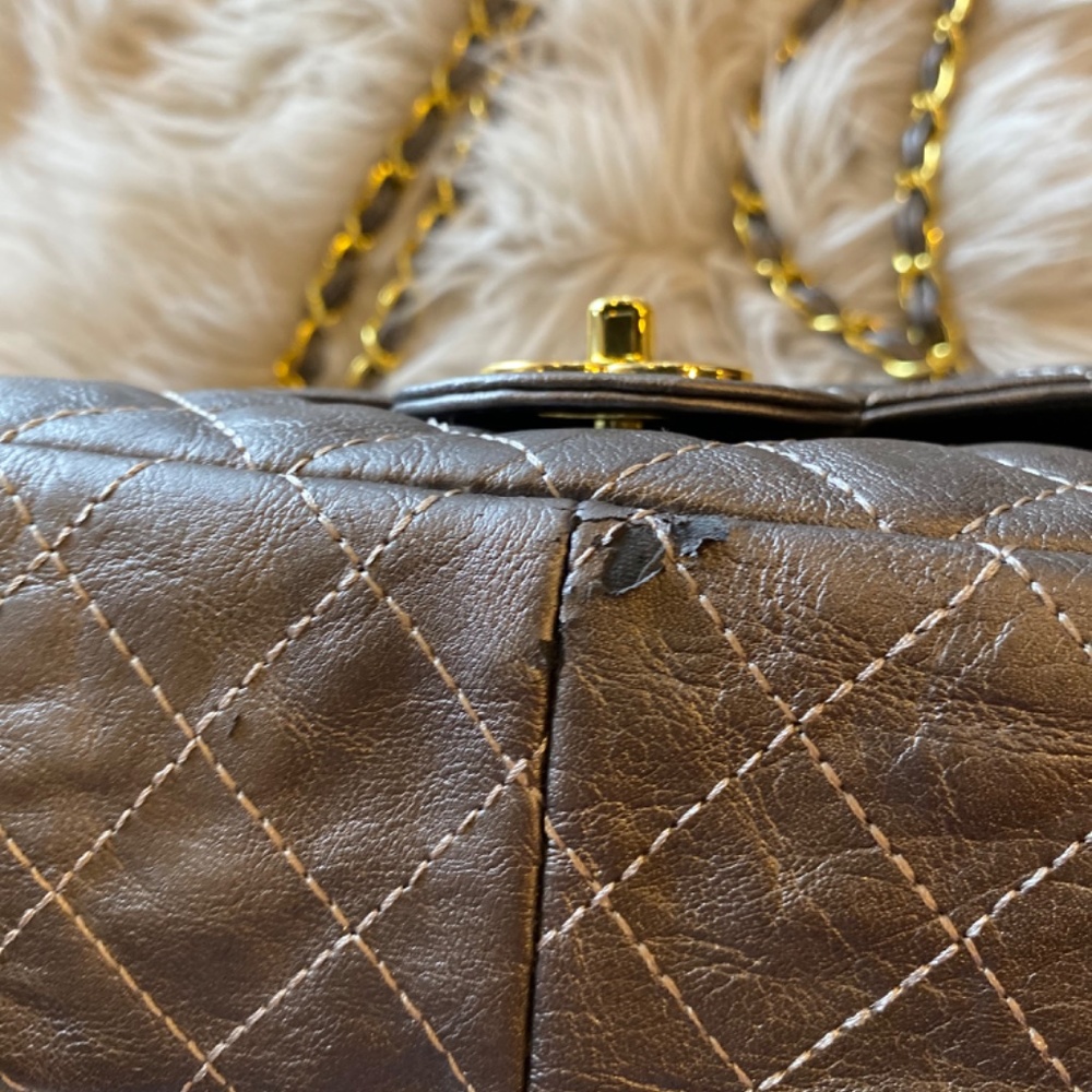 Silver soft leather purse with gold hardware - Picture 3 of 7